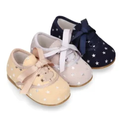 Zapatito tipo blucher con lazo y estrellas en serraje.