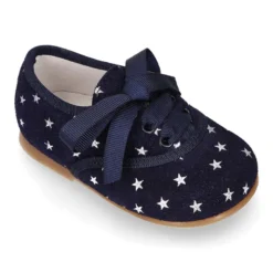 Zapatito tipo blucher con lazo y estrellas en serraje.