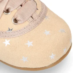 Zapatito tipo blucher con lazo y estrellas en serraje.