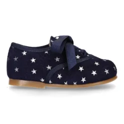 Zapatito tipo blucher con lazo y estrellas en serraje.