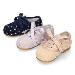 Zapatito tipo blucher con lazo y estrellas en serraje.