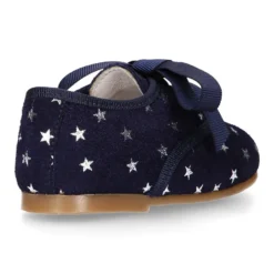 Zapatito tipo blucher con lazo y estrellas en serraje.
