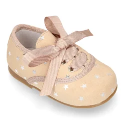 Zapatito tipo blucher con lazo y estrellas en serraje.