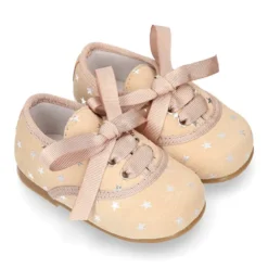 Zapatito tipo blucher con lazo y estrellas en serraje.