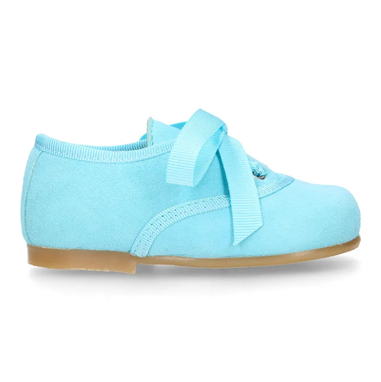 Zapatito tipo blucher con lazo en ante.