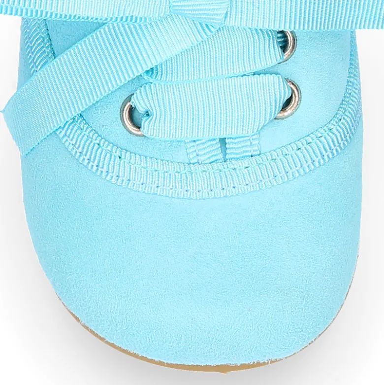 Zapatito tipo blucher con lazo en ante.