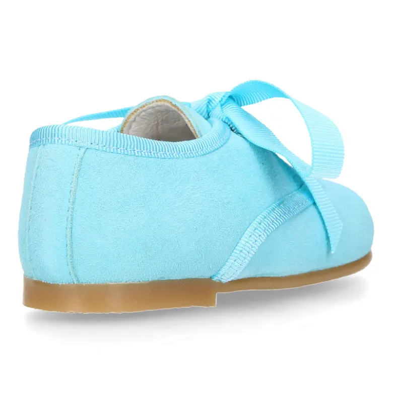 Zapatito tipo blucher con lazo en ante.