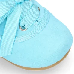 Zapatito tipo blucher con lazo en ante.