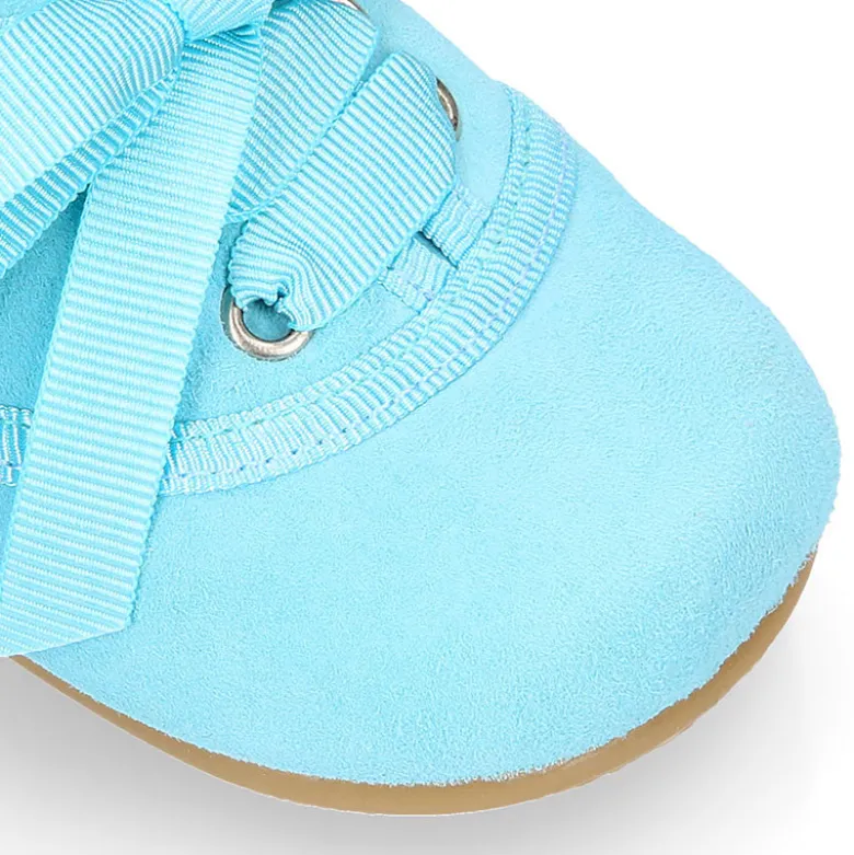 Zapatito tipo blucher con lazo en ante.