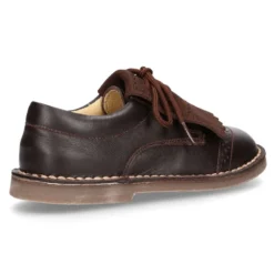 Zapatito tipo blucher con lengüeta con flecos y picados en piel combinada.
