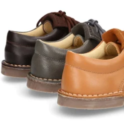 Zapatito tipo blucher con lengüeta con flecos y picados en piel combinada.
