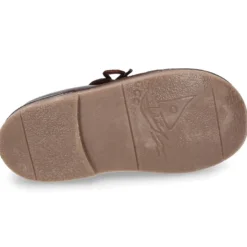 Zapatito tipo blucher con lengüeta con flecos y picados en piel combinada.