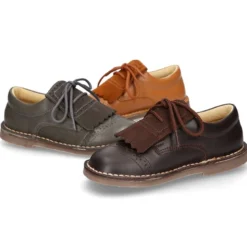 Zapatito tipo blucher con lengüeta con flecos y picados en piel combinada.