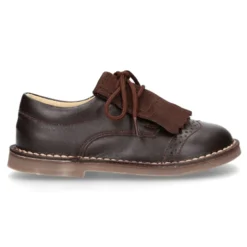 Zapatito tipo blucher con lengüeta con flecos y picados en piel combinada.