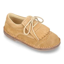 Zapatito tipo Blucher con lengüeta con flecos y picados en serraje.