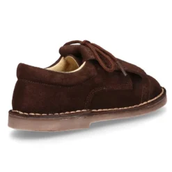 Zapatito tipo Blucher con lengüeta con flecos y picados en serraje.