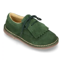 Zapatito tipo Blucher con lengüeta con flecos y picados en serraje.