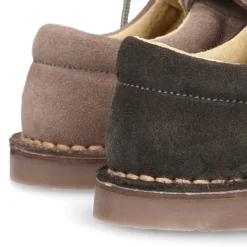 Zapatito tipo Blucher con lengüeta con flecos y picados en serraje.