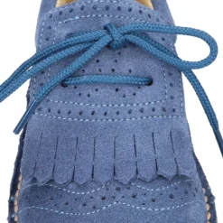 Zapatito tipo Blucher con lengüeta con flecos y picados en serraje.