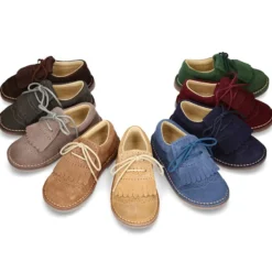 Zapatito tipo Blucher con lengüeta con flecos y picados en serraje.