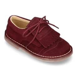 Zapatito tipo Blucher con lengüeta con flecos y picados en serraje.