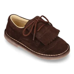 Zapatito tipo Blucher con lengüeta con flecos y picados en serraje.