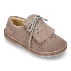 Zapatito tipo Blucher con lengüeta con flecos y picados en serraje.