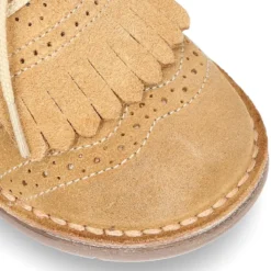 Zapatito tipo Blucher con lengüeta con flecos y picados en serraje.