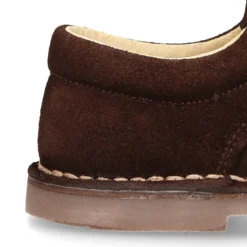Zapatito tipo Blucher con lengüeta con flecos y picados en serraje.