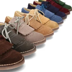 Zapatito tipo Blucher con lengüeta con flecos y picados en serraje.