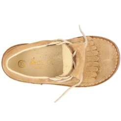 Zapatito tipo Blucher con lengüeta con flecos y picados en serraje.