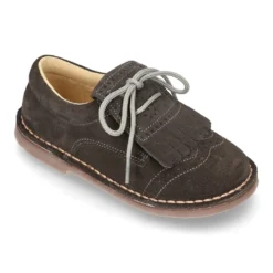Zapatito tipo Blucher con lengüeta con flecos y picados en serraje.
