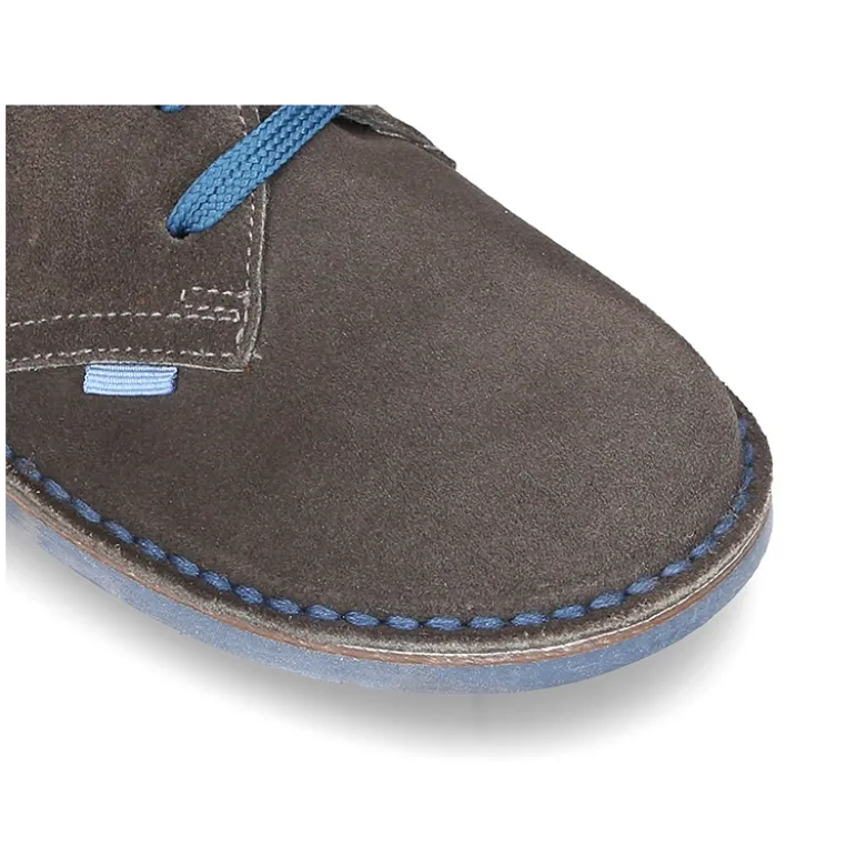 Zapatito tipo blucher con lengüeta, cordones y suela combinado en piel serraje.