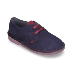 Zapatito tipo blucher con lengüeta, cordones y suela combinado en piel serraje.