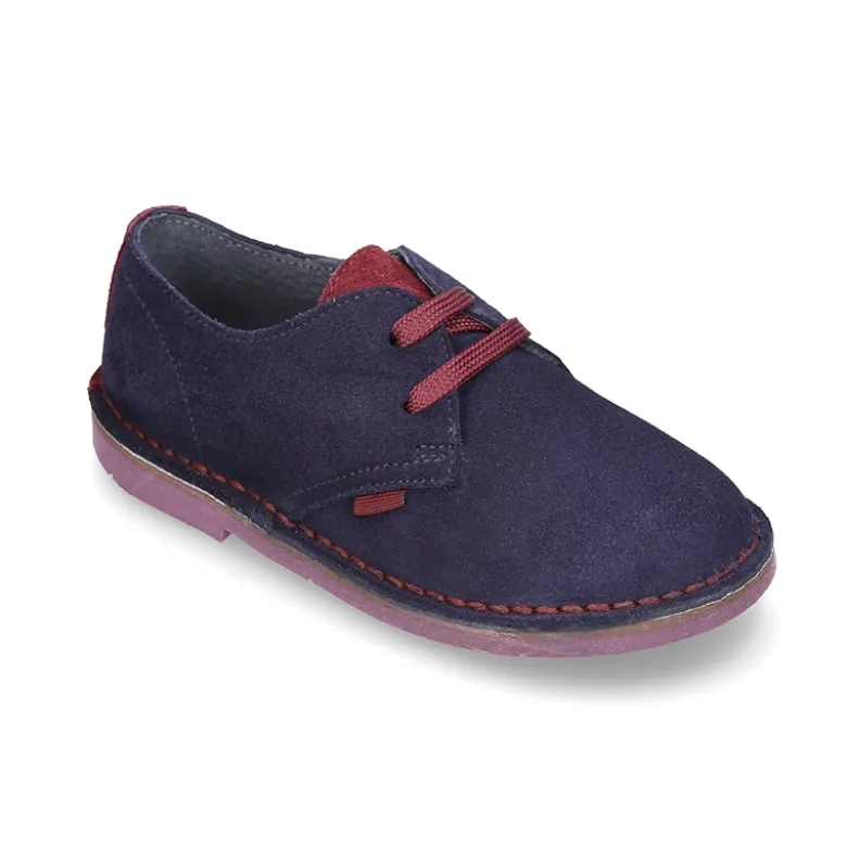 Zapatito tipo blucher con lengüeta, cordones y suela combinado en piel serraje.