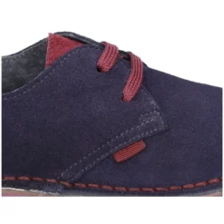 Zapatito tipo blucher con lengüeta, cordones y suela combinado en piel serraje.