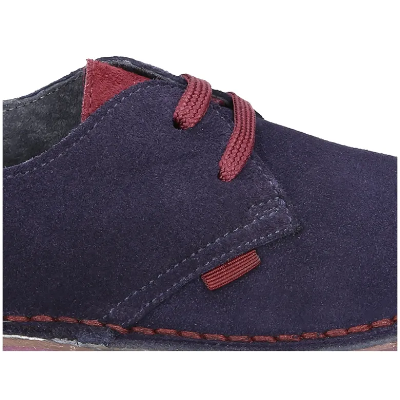 Zapatito tipo blucher con lengüeta, cordones y suela combinado en piel serraje.