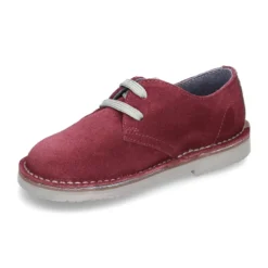 Zapatito tipo blucher con lengüeta, cordones y suela combinado en piel serraje.