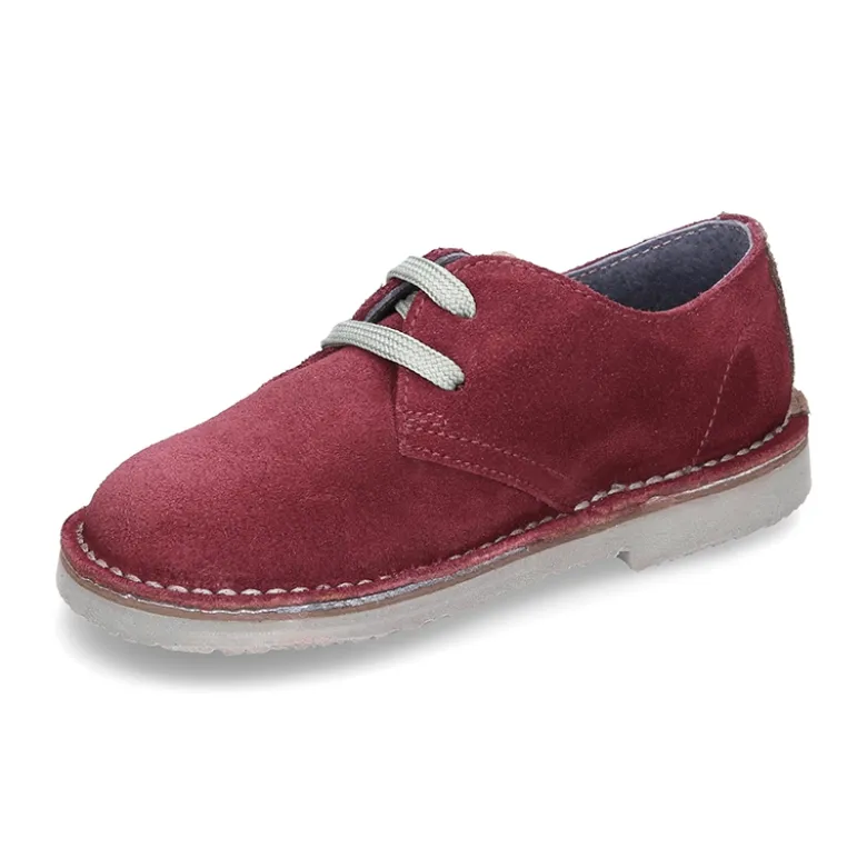 Zapatito tipo blucher con lengüeta, cordones y suela combinado en piel serraje.