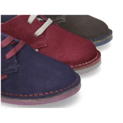 Zapatito tipo blucher con lengüeta, cordones y suela combinado en piel serraje.