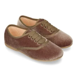 Zapatito tipo Blucher en terciopelo con lazos para mayores.