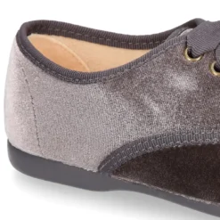 Zapatito tipo Blucher en terciopelo con lazos para mayores.