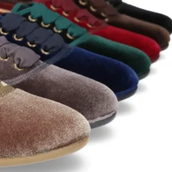 Zapatito tipo Blucher en terciopelo con lazos para mayores.