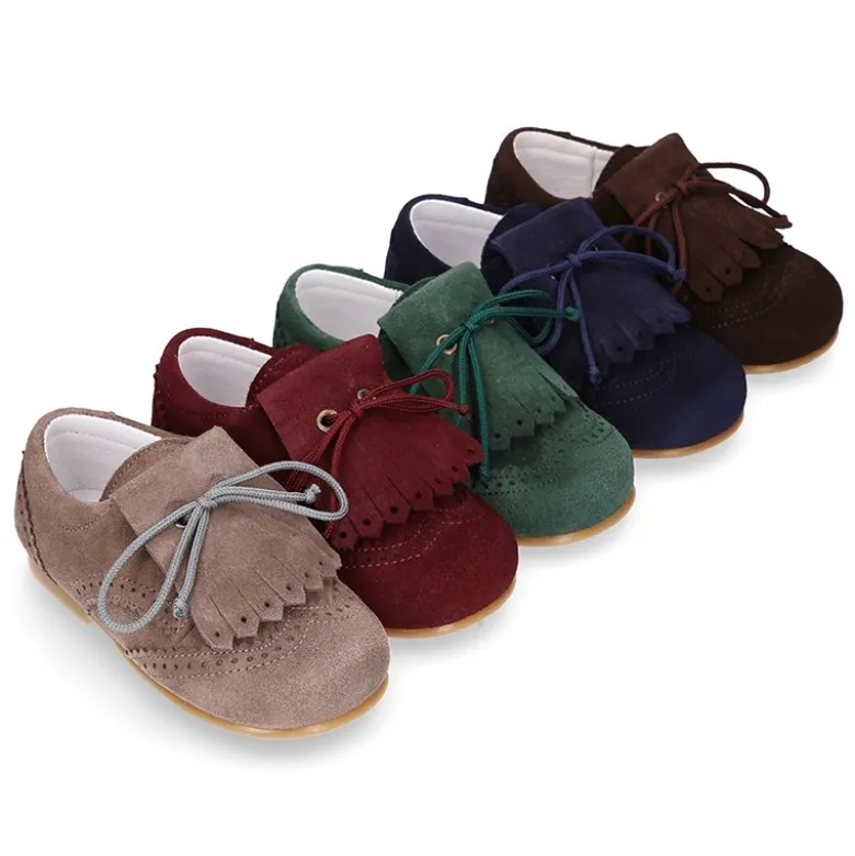 Zapatito tipo Blucher niño con lengüeta y picados en serraje.
