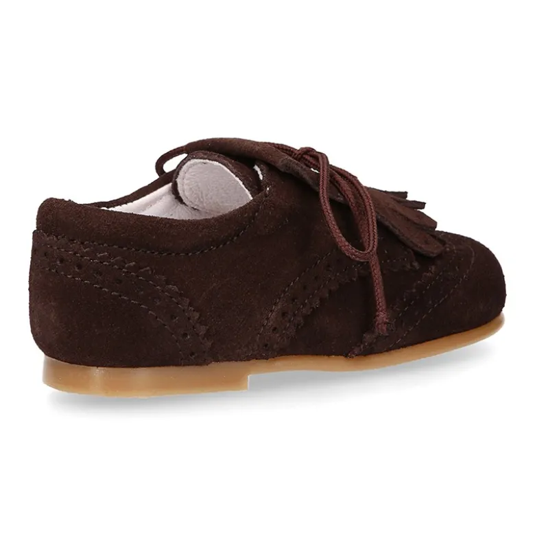 Zapatito tipo Blucher niño con lengüeta y picados en serraje.