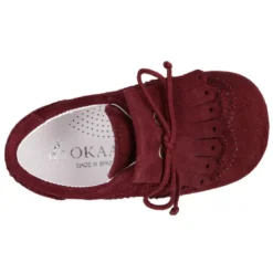 Zapatito tipo Blucher niño con lengüeta y picados en serraje.