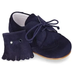 Zapatito tipo Blucher niño con lengüeta y picados en serraje.