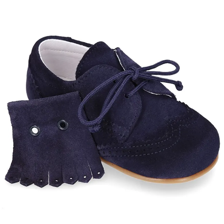 Zapatito tipo Blucher niño con lengüeta y picados en serraje.