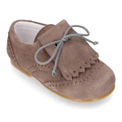 Zapatito tipo Blucher niño con lengüeta y picados en serraje.