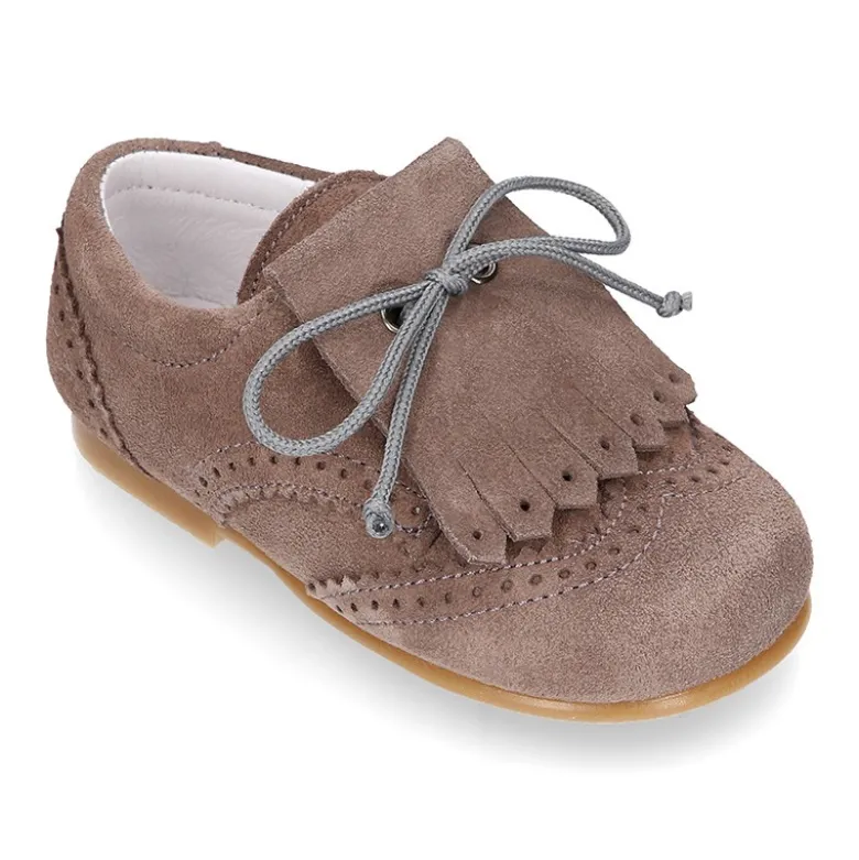 Zapatito tipo Blucher niño con lengüeta y picados en serraje.